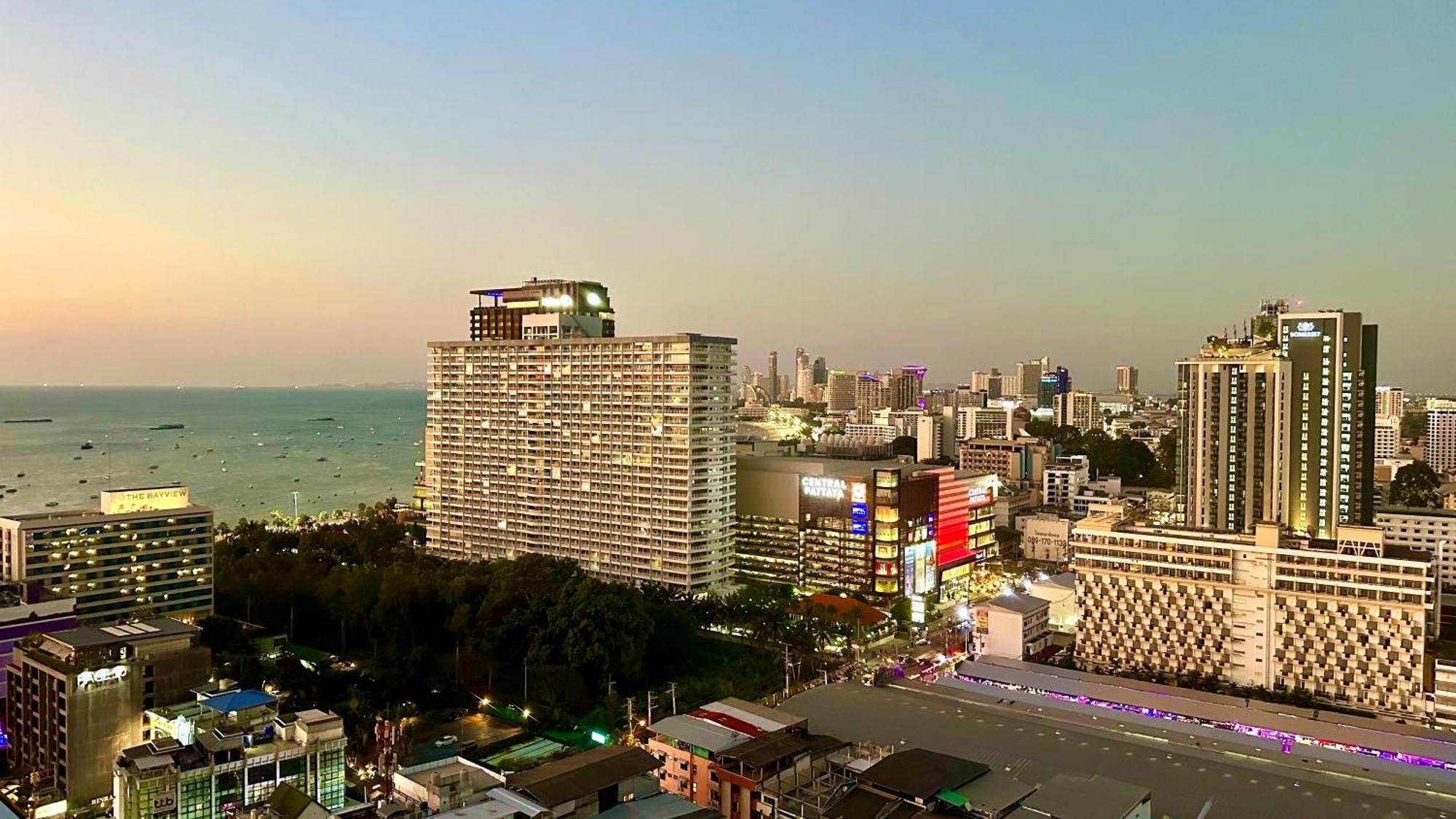 Sea View Pattaya Beach @The Base Central Патая Екстериор снимка